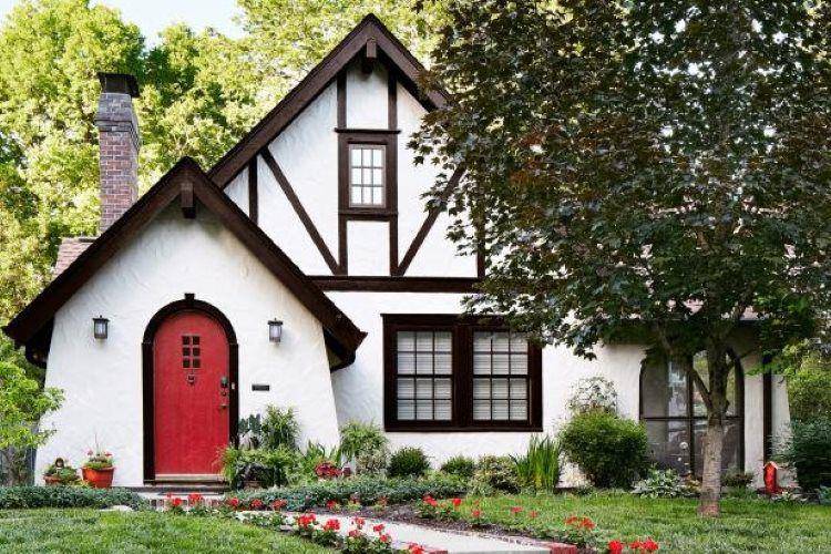 Rumah tudor bergaya pondok (hgtv.com)