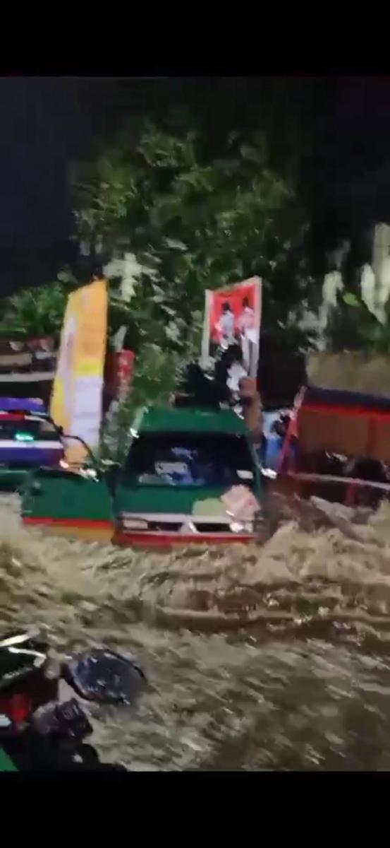 Viral Angkot Berisi Penumpang Terseret Banjir di Kota Cimahi