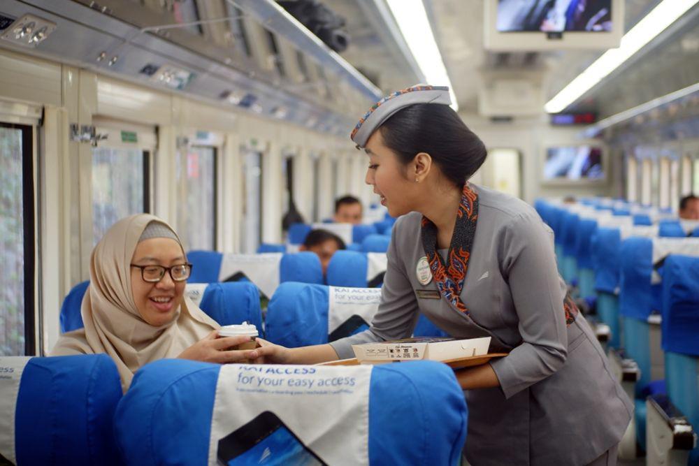 Gaji Pramugari Kereta Api Beserta Tunjangan, Syarat dan Tugasnya