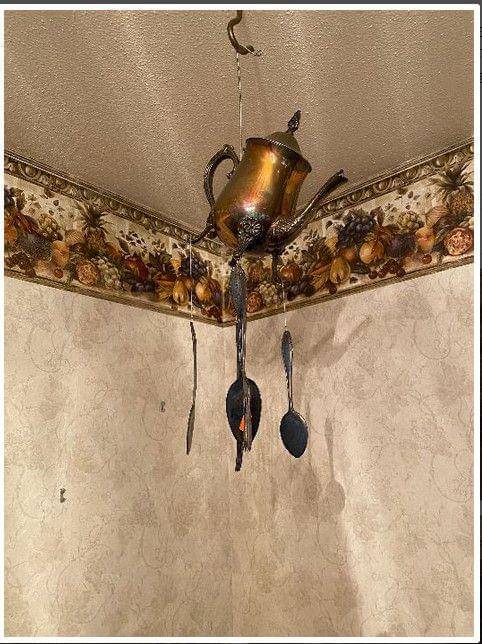 potret lonceng angin nyentrik (reddit.com/user/Syllogism19)