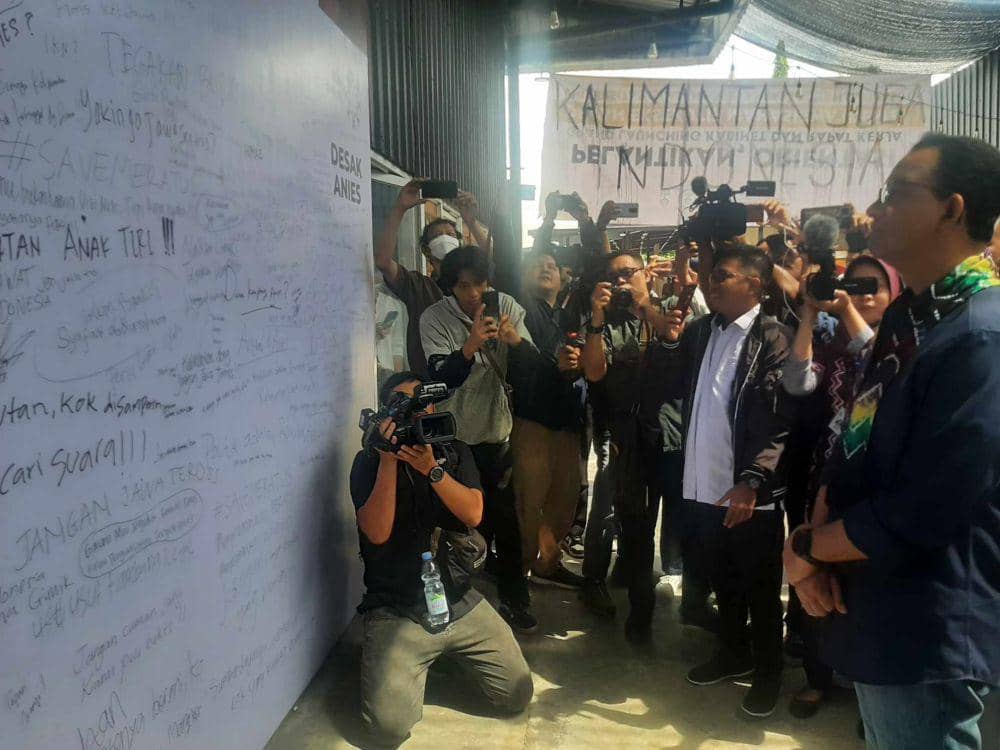 Anies baswedan menyimak harapan warga Kalsel yang ditulis dalam spanduk harapan.