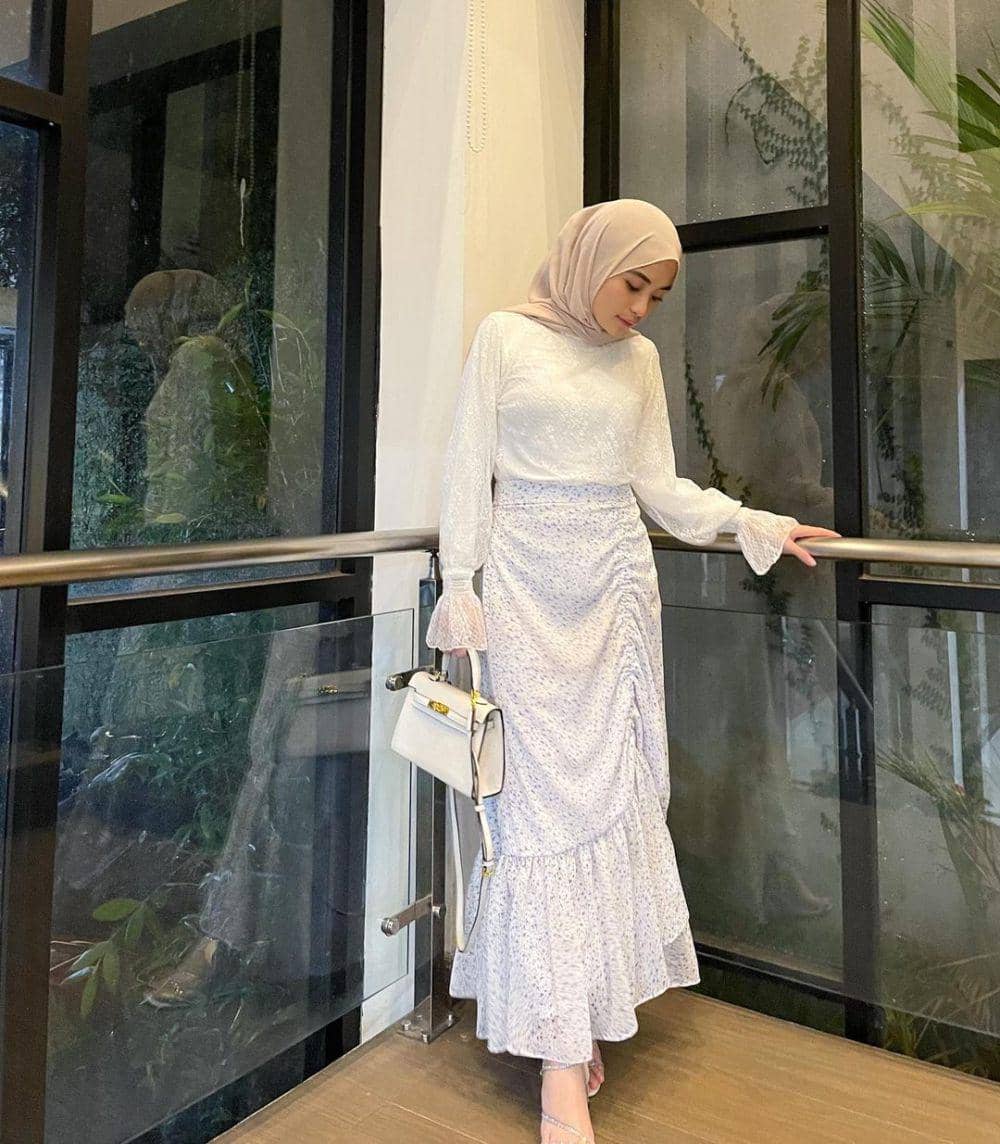 padu padan atasan putih ala Tania Dewi (instagram.com/taniaaa.dn)
