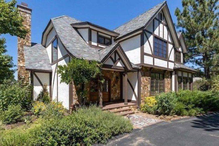 Rumah tudor klasik (realtor.com)