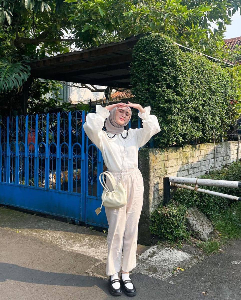 padu padan atasan putih ala Tania Dewi (instagram.com/taniaaa.dn)