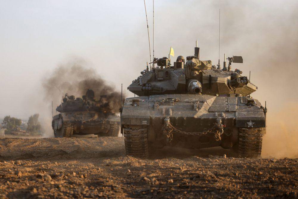 Tank IDF meluncur di dekat perbatasan dengan Jalur Gaza pada 3 Desember 2023, di tengah berlanjutnya pertempuran antara Israel dan kelompok teror Hamas. (Menahem KAHANA/AFP)