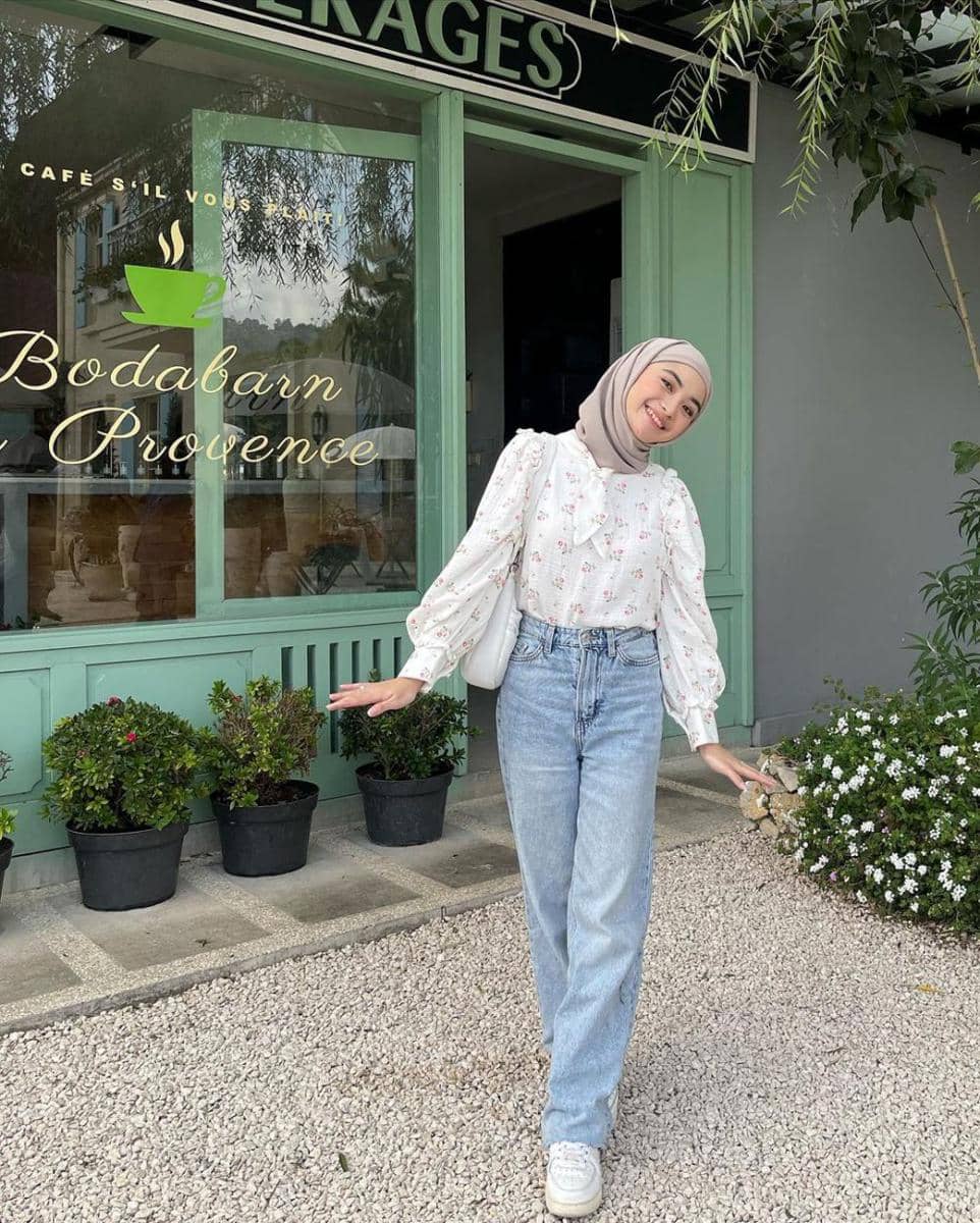 padu padan atasan putih ala Tania Dewi (instagram.com/taniaaa.dn)