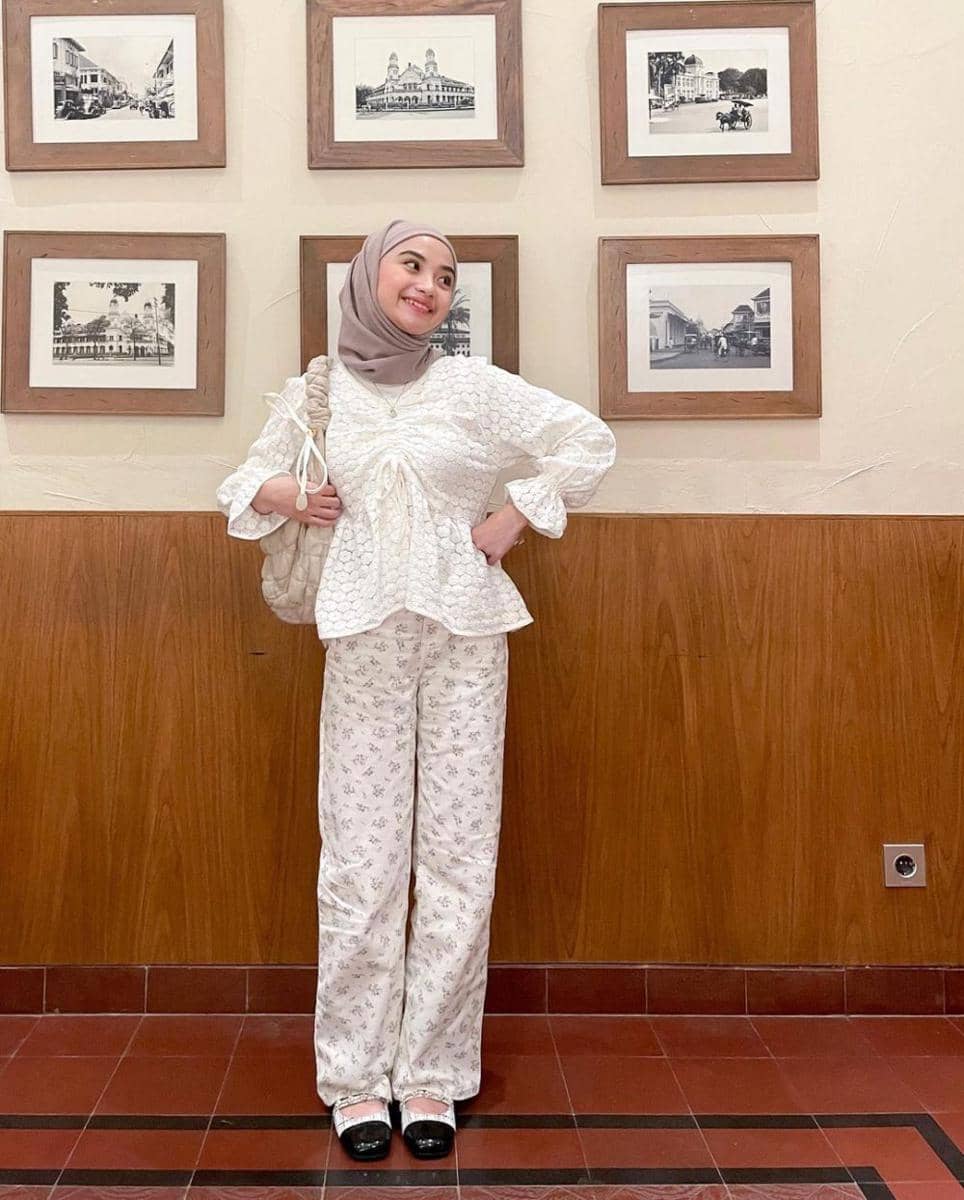 padu padan atasan putih ala Tania Dewi (instagram.com/taniaaa.dn)
