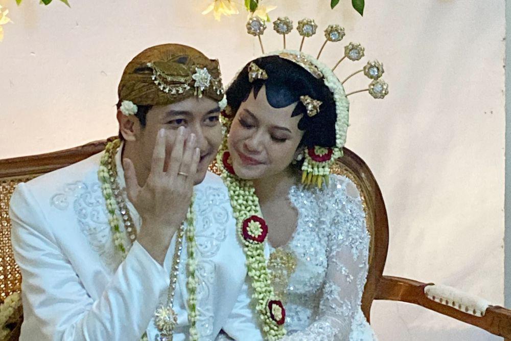 8 Potret Resepsi Kedua Hanggini dan Luthfi dengan Adat Jawa, Sederhana