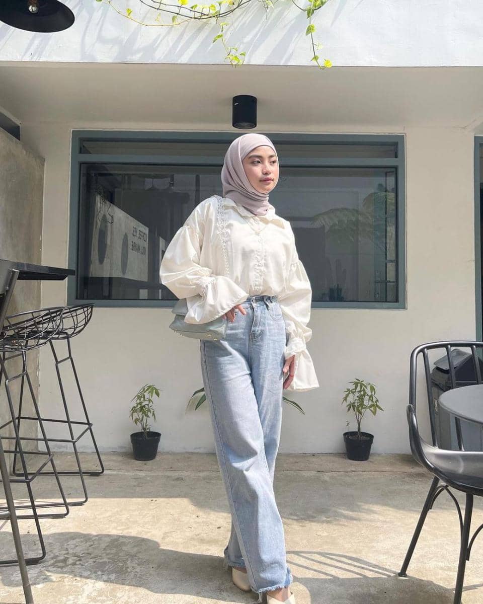 padu padan atasan putih ala Tania Dewi (instagram.com/taniaaa.dn)
