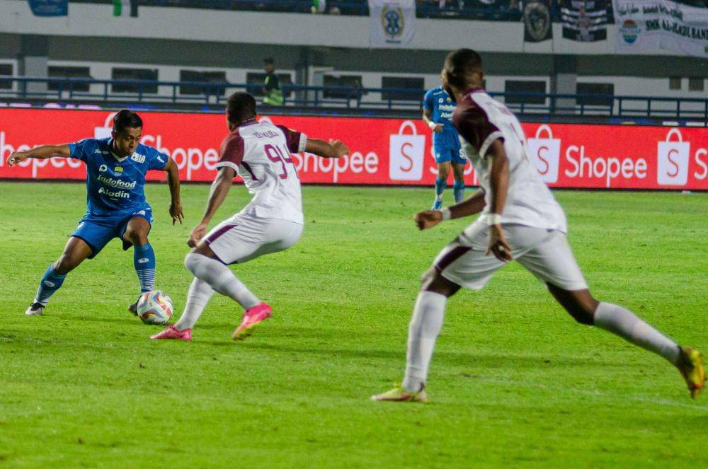 Pesepak bola Persib Bandung Febri Hariyadi (kiri) berusaha melewati pesepak bola PSM Makassar Ze Paulo (kedua kiri) saat pertandingan lanjutan BRI Liga 1 di Stadion Gelora Bandung Lautan Api, Bandung, Jawa Barat, Senin (4/12/2023). ANTARA FOTO/Novrian Arbi/nym.