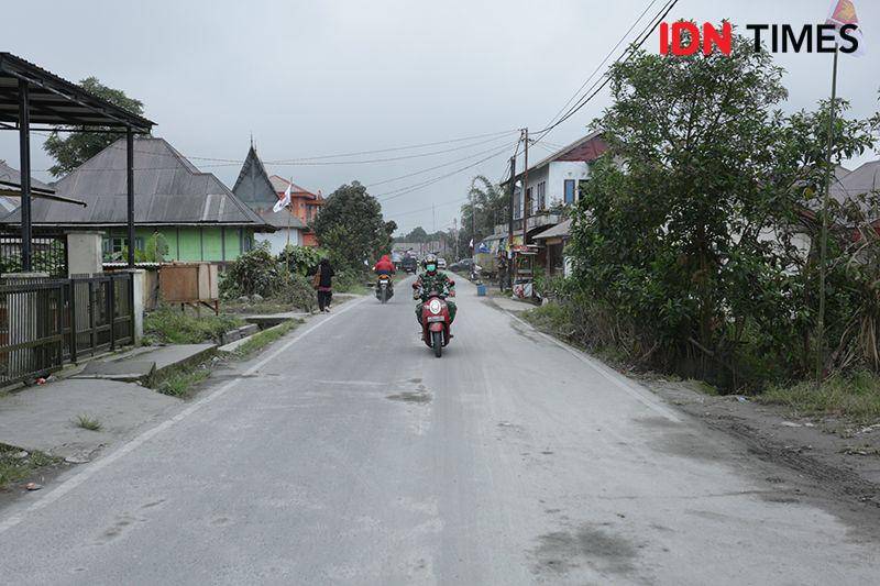 Personil TNI melintas ditengah hujan abu vulkanik Gunung Marapi. IDN Times/Andri NH
