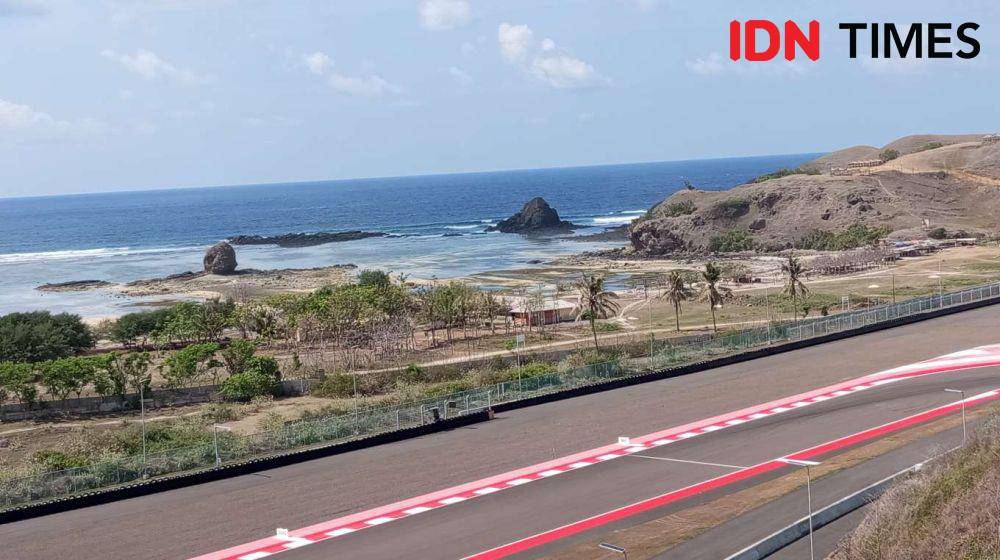 Sirkuit Mandalika dengan pemandangan Pantai Seger yang berada di tikungan 10. (IDN Times/Muhammad Nasir)
