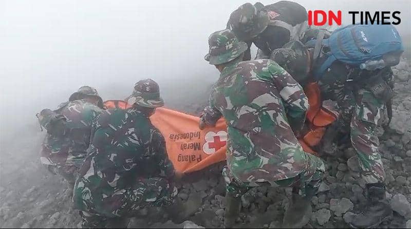 Evakuasi korban erupsi gunung marapi. IDN Times/Andri NH