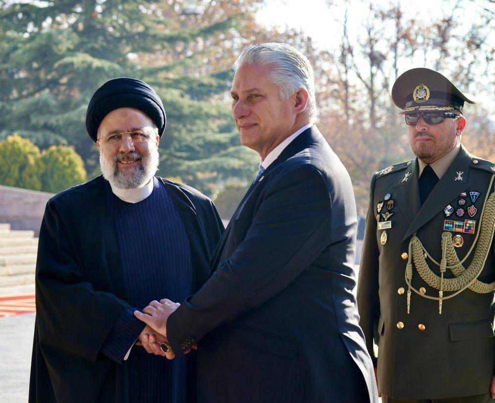 Presiden Iran, Ebrahim Raisi (kiri) dan Presiden Kuba, Miguel Diaz-Canel (kanan) di Teheran, Senin (4/12/2023). (twitter.com/DiazCanelB)