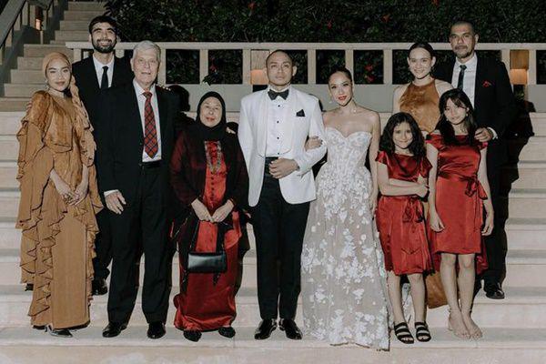 7 Potret Keluarga Sinclair di Resepsi Pernikahan BCL dan Tiko