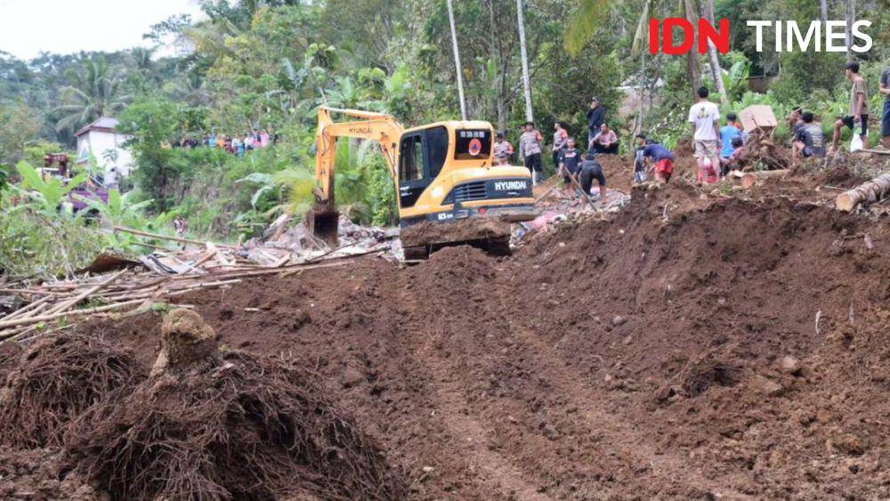 Alat berat diturunkan untuk mengatasi longsor di desa Klinting, Kecamatan Somagede, Senin (4/12/2023).(IDN Times/Parsito)