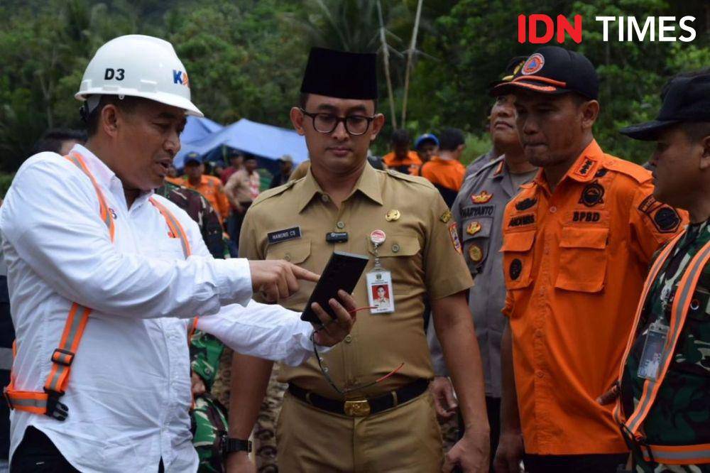 PT KAI Daop 5 Purwokerto pun ikut meminta maaf atas kejadian tanah longsor yang terjadi di Karangsari,Senin (4/12/2023).(IDN Times/Parsito).