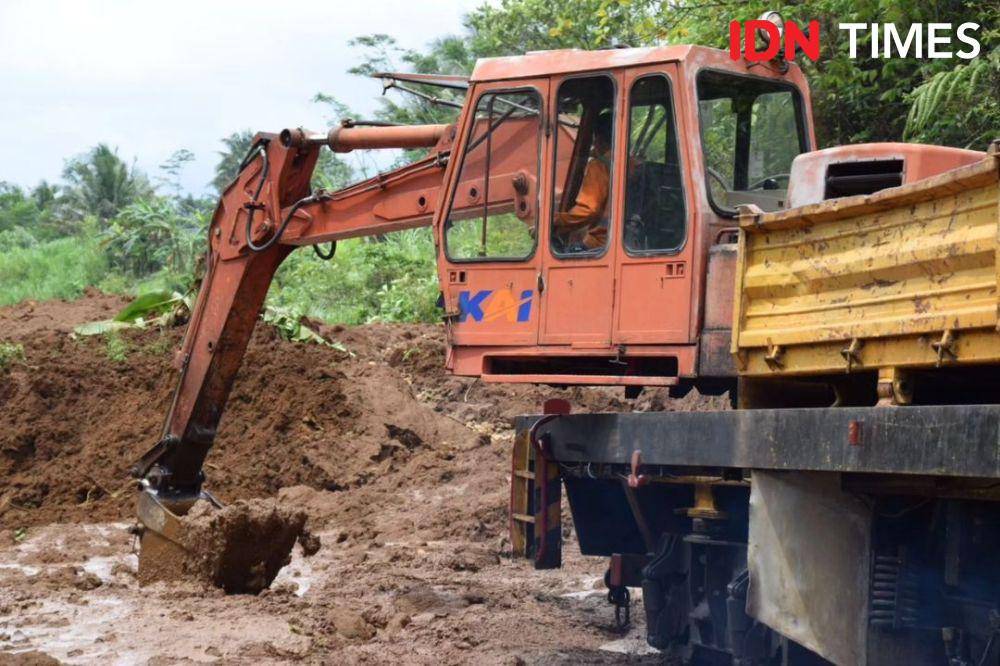 Alat berat yang diturunkan tim SAR Gabungan, Senin (4/12/2023).(IDN Times/Parsito).
