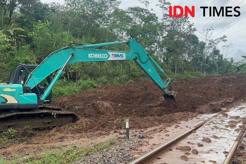 Petugas saat membersihkan longsoran yang mengganggu 18 jalur perjalanan kereta lainnya, Senin (4/12/2023).(IDN Times/Parsito).