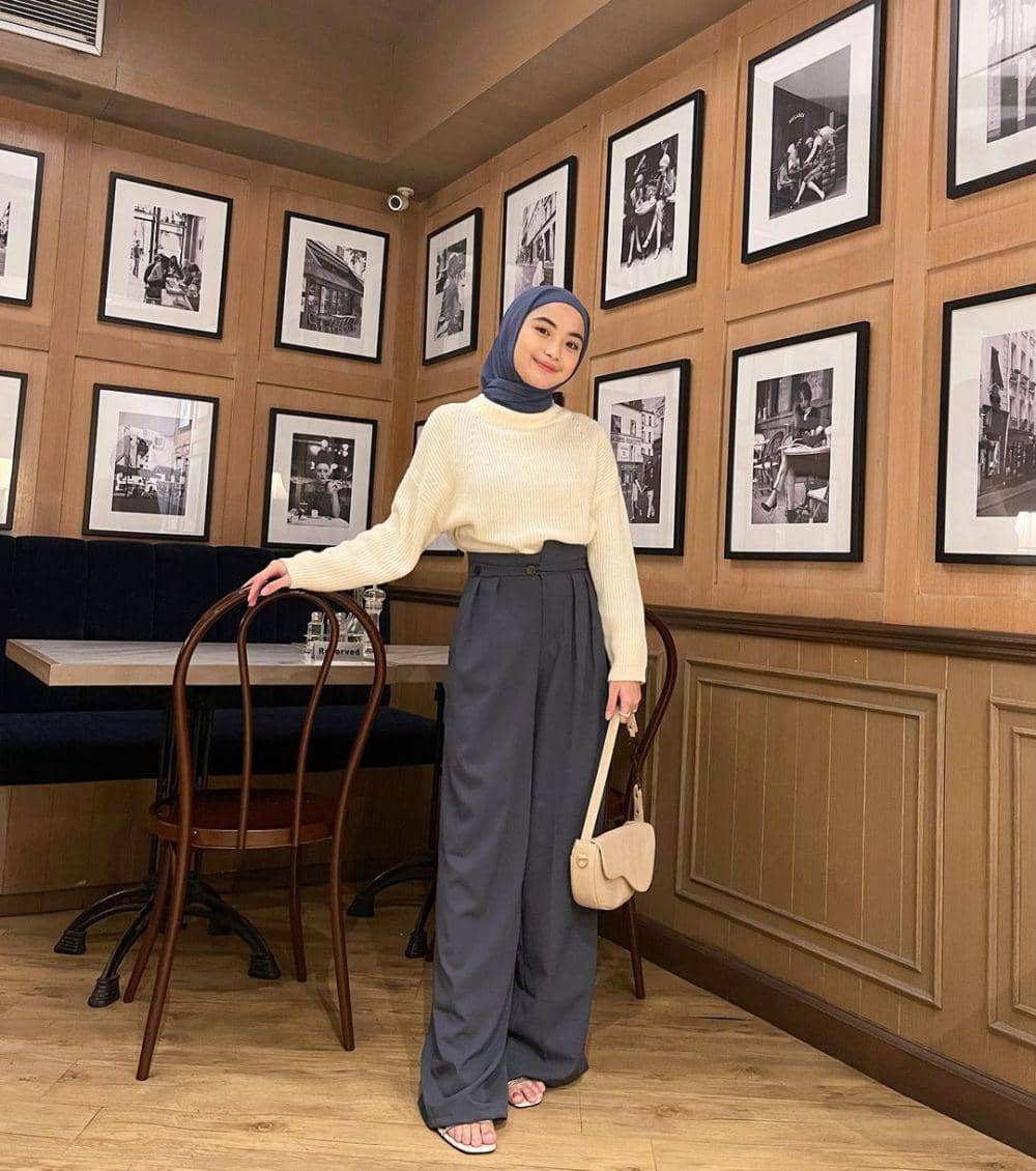 padu padan atasan putih ala Tania Dewi (instagram.com/taniaaa.dn)