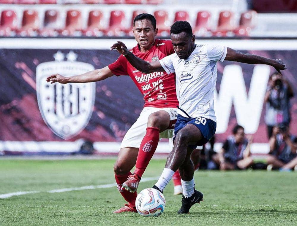 Pertandingan antara Arema FC (putih) melawan Bali United (merah). (Dok. Media Officer Arema FC)