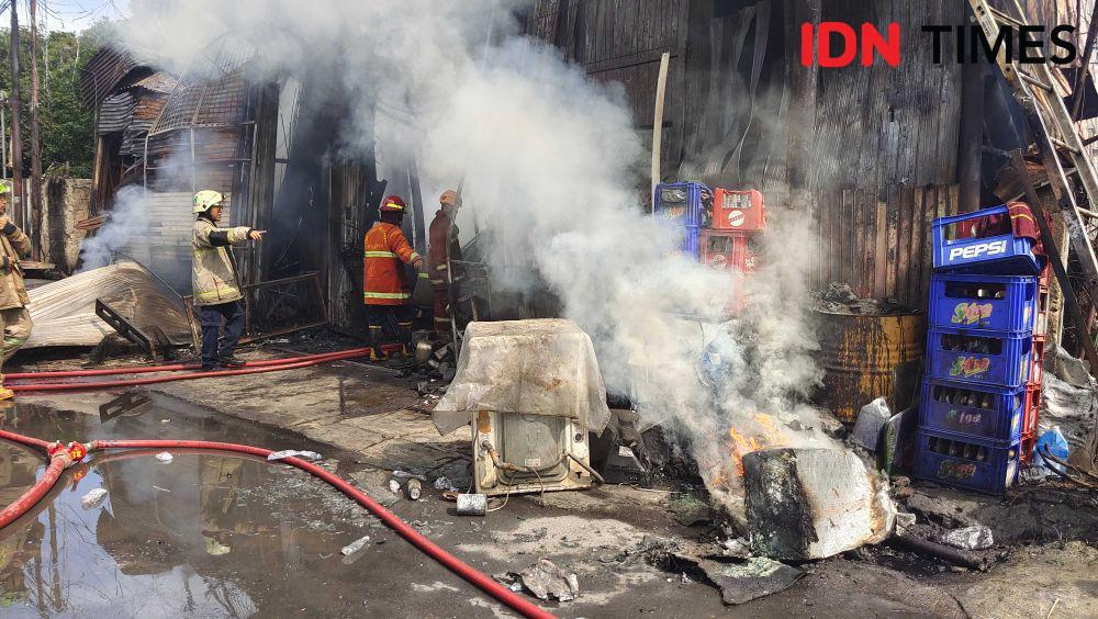 Lapak Rongsokan di Depok Terbakar, Asap Pekat Membumbung Tinggi
