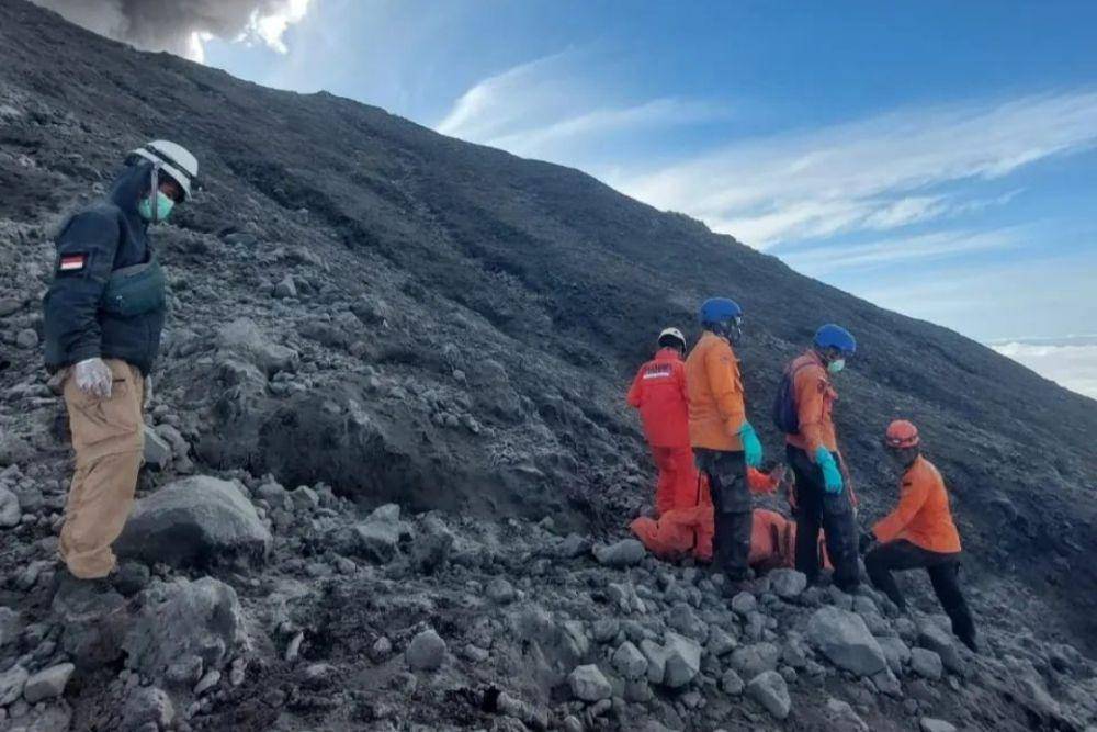 proses evakuasi korban meninggal dunia di Gunung Marapi. (instagram.com/basarnas_padang)