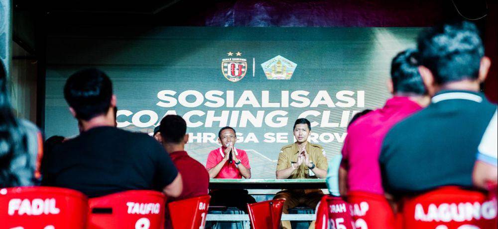 Pemaparan tentang materi sepak bola kepada seluruh guru olahraga di Bali. (baliutd.com)