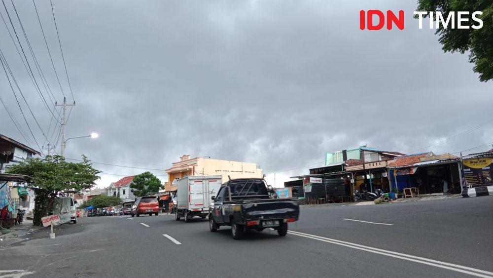 Sejumlah mobil melewati ruas Jalan WR Supratman, Kelurahan Gisikdrono, Kecamatan Semarang Barat Kota Semarang saat kondisi mendung terlihat hitam pekat di sore hari. (IDN Times/Fariz Fardianto)