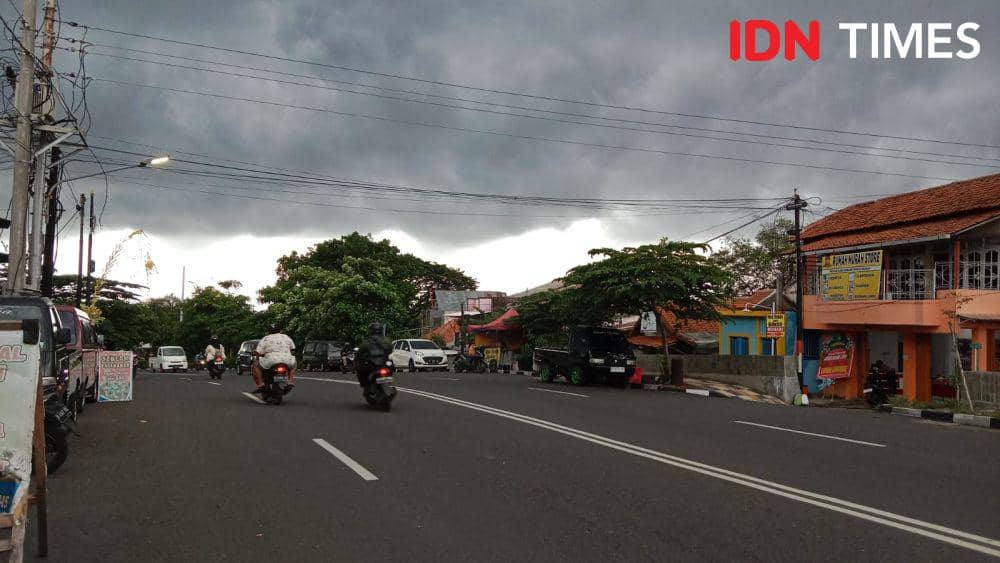 Gumpalan mendung hitam tampak menggantung di langit kawasan Gisikdrono Semarang Barat saat Senin sore kemarin. (IDN Times/Fariz Fardianto)