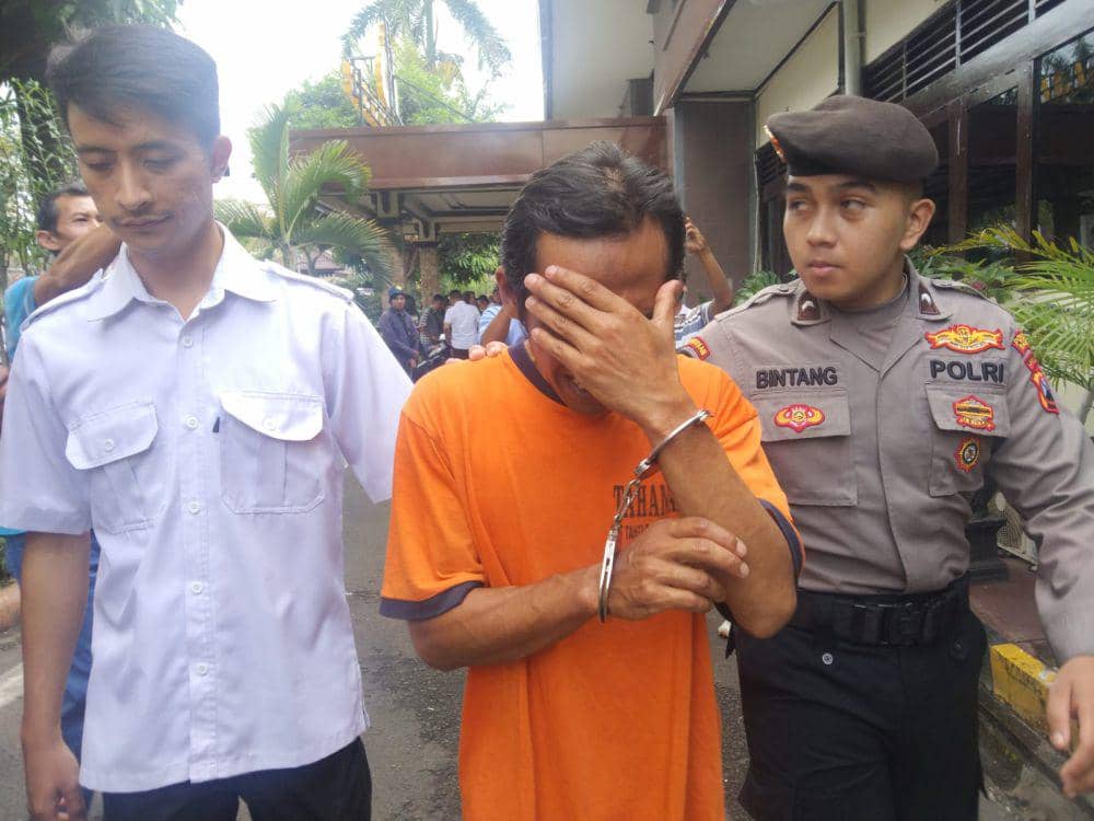 Isak Tangis Pria di Malang saat Diborgol karena Cabuli Anak Kandung