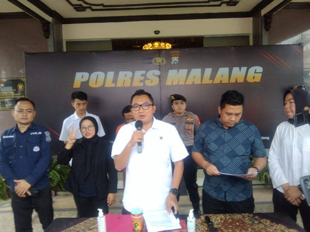 Konferensi pers kasus pencabulan pada anak kandung di Mapolres Malang. (IDN Times/Rizal Adhi Pratama)