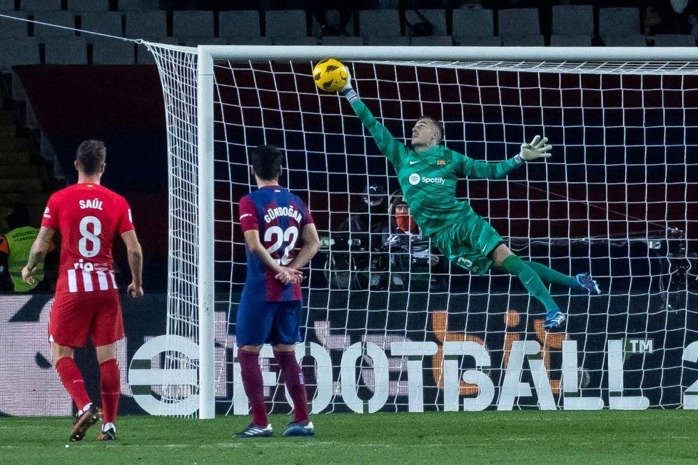 Inaki Pena menghalau bola tendangan bebas pemain Atletico Madrid. (twitter.com/FCBarcelona)