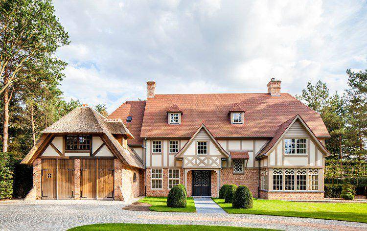 Rumah cottage tudor (thecurbappealco.com/Frank Gruwez)