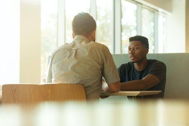 Seorang pria sedang melakukan interview (Unsplash/LinkedIn Sales Solutions)