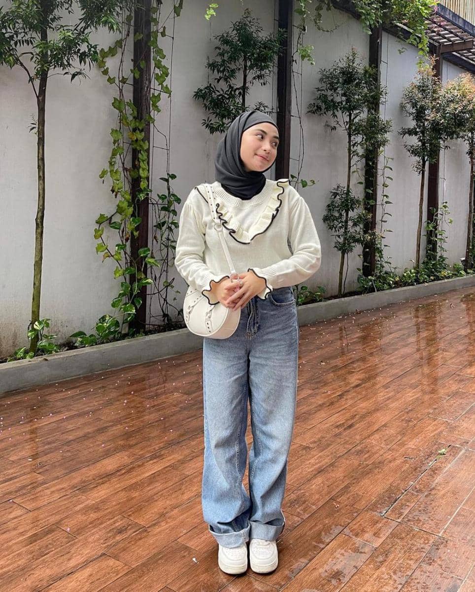 padu padan atasan putih ala Tania Dewi (instagram.com/taniaaa.dn)