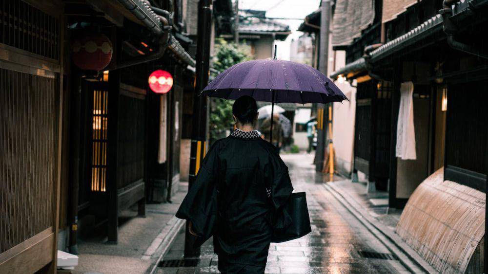 ilustrasi gunakan payung saat travelling di musim hujan (pexels.com/Satoshi Hirayama)