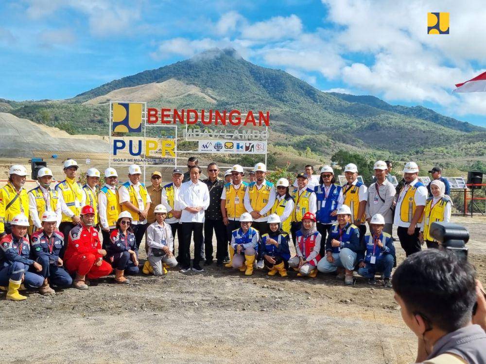 Menteri Pekerjaan Umum dan Perumahan Rakyat (PUPR) Basuki Hadimuljono mendampingi Presiden Joko Widodo meninjau progres pembangunan Bendungan Mbay di Kabupaten Nagekeo, Provinsi Nusa Tenggara Timur (NTT), Selasa (5/12/2023). (Dok. Kementerian PUPR)