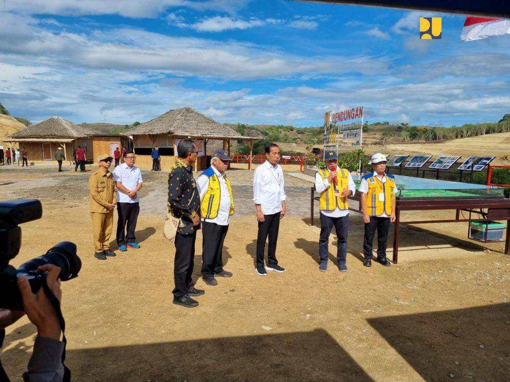 Menteri Pekerjaan Umum dan Perumahan Rakyat (PUPR) Basuki Hadimuljono mendampingi Presiden Joko Widodo meninjau progres pembangunan Bendungan Mbay di Kabupaten Nagekeo, Provinsi Nusa Tenggara Timur (NTT), Selasa (5/12/2023). (Dok. Kementerian PUPR)