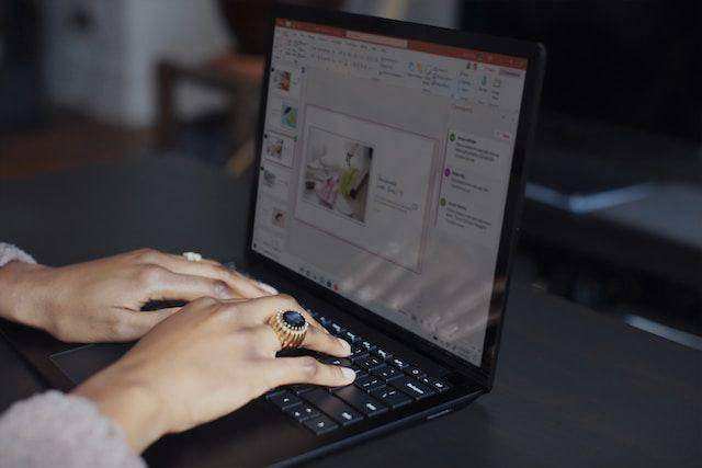ilustrasi mahasiswa sedang menyusun presentasi skripsi (unsplash.com/surface)