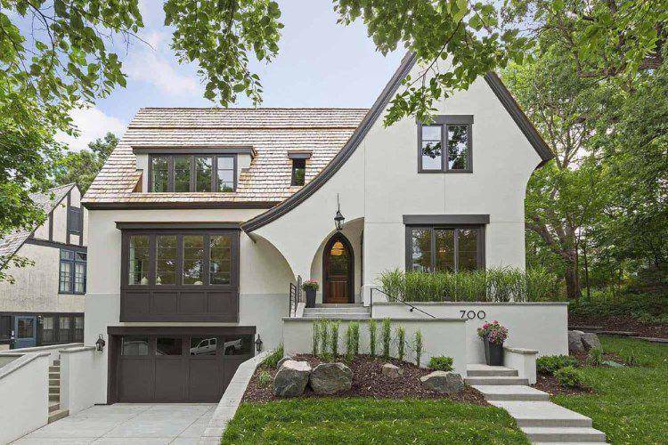 Rumah tudor kontemporer (homedit.com/Charlie and Co Design)