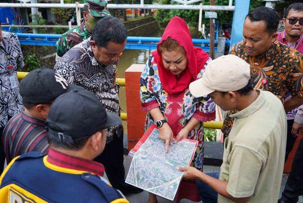 Wali Kota Semarang, Hevearita Gunaryanti Rahayu saat mengecek aliran Sungai Gambir di wilayah Tembalang, Kota Semarang, Selasa (5/12/2023). (dok. Pemkot Semarang)