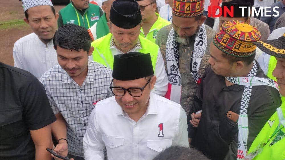Cawapres Muhaimin Iskandar saat berziarah di Komplek Pemakaman Syiah Kuala (IDN Times/Muhammad Saifullah)