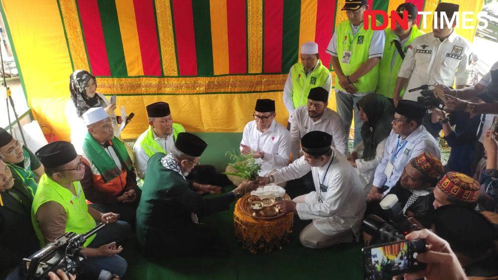 Cawapres Muhaimin Iskandar saat ditepung tawari di Aceh (IDN Times/Muhammad Saifullah)