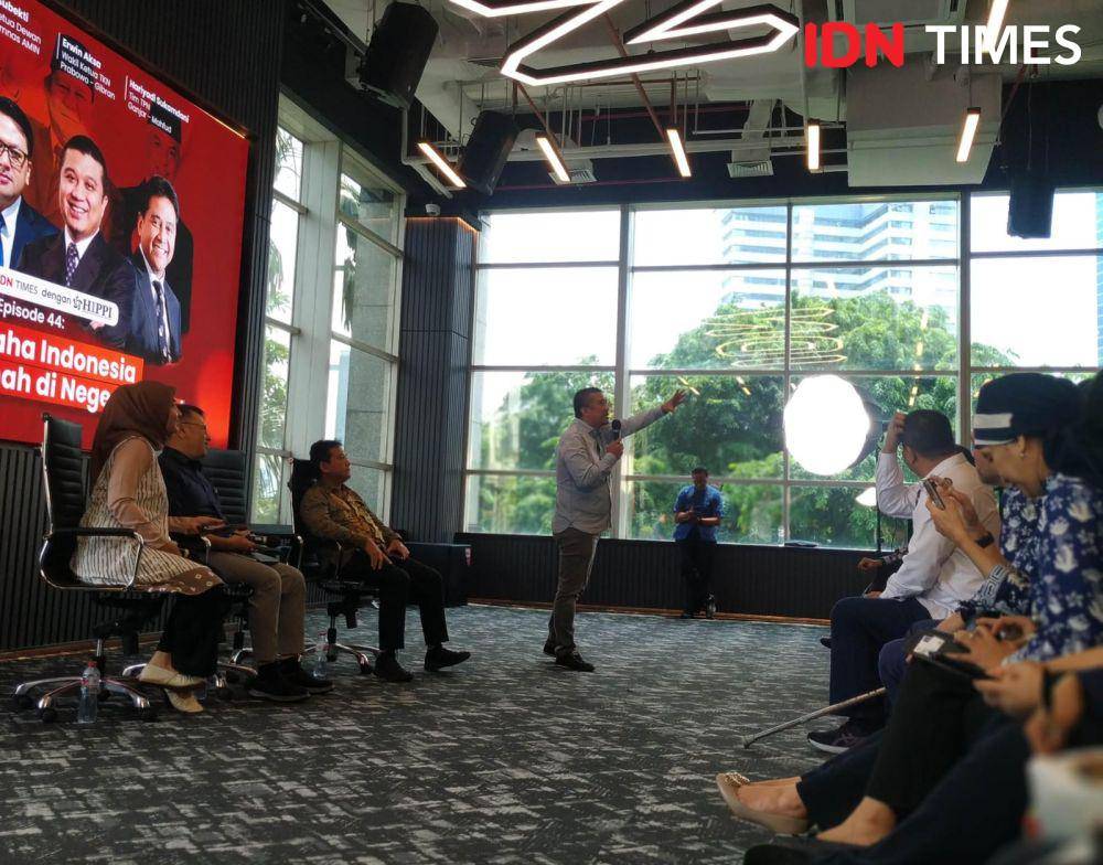 Wakil Ketua TKN Prabowo-Gibran Erwin Aksa dalam acara talkshow GenZMemilih bertema "Pengusaha Indonesia Jadi Tuan Rumah di Negeri Sendiri", yang digelar di Plaza IDN Media HQ, Jakarta, Selasa (5/12/2023). (IDN Times/Rochmanudin)