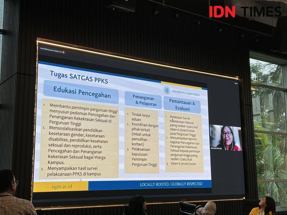 Presentasi Ketua Satgas PPKS Universitas Gadjah Mada Sri Wiyanti Eddyono di Focus Group Discussion “Langkah Awal Mencegah Kekerasan Seksual”, Senin (4/12/2023) (IDN Times/Amara Zahra)