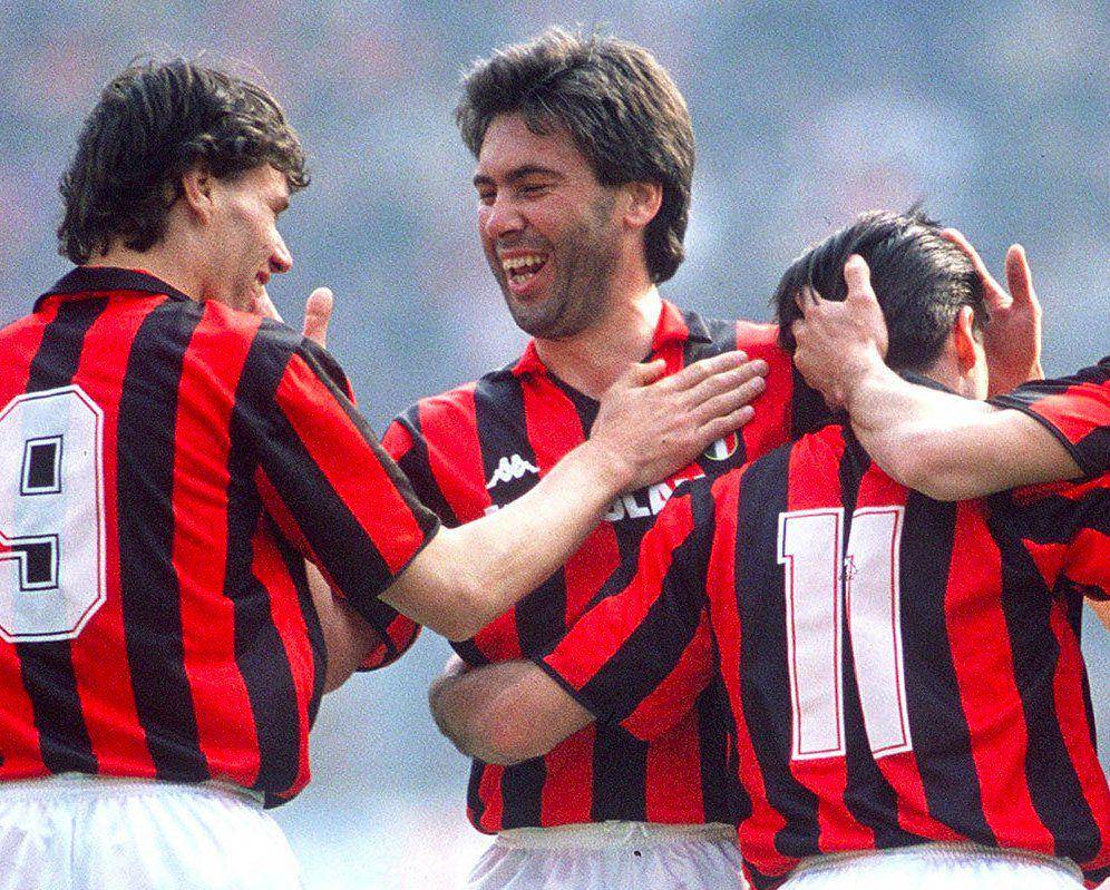 Carlo Ancelotti (tengah) saat berseragam AC Milan. (acmilan.com)