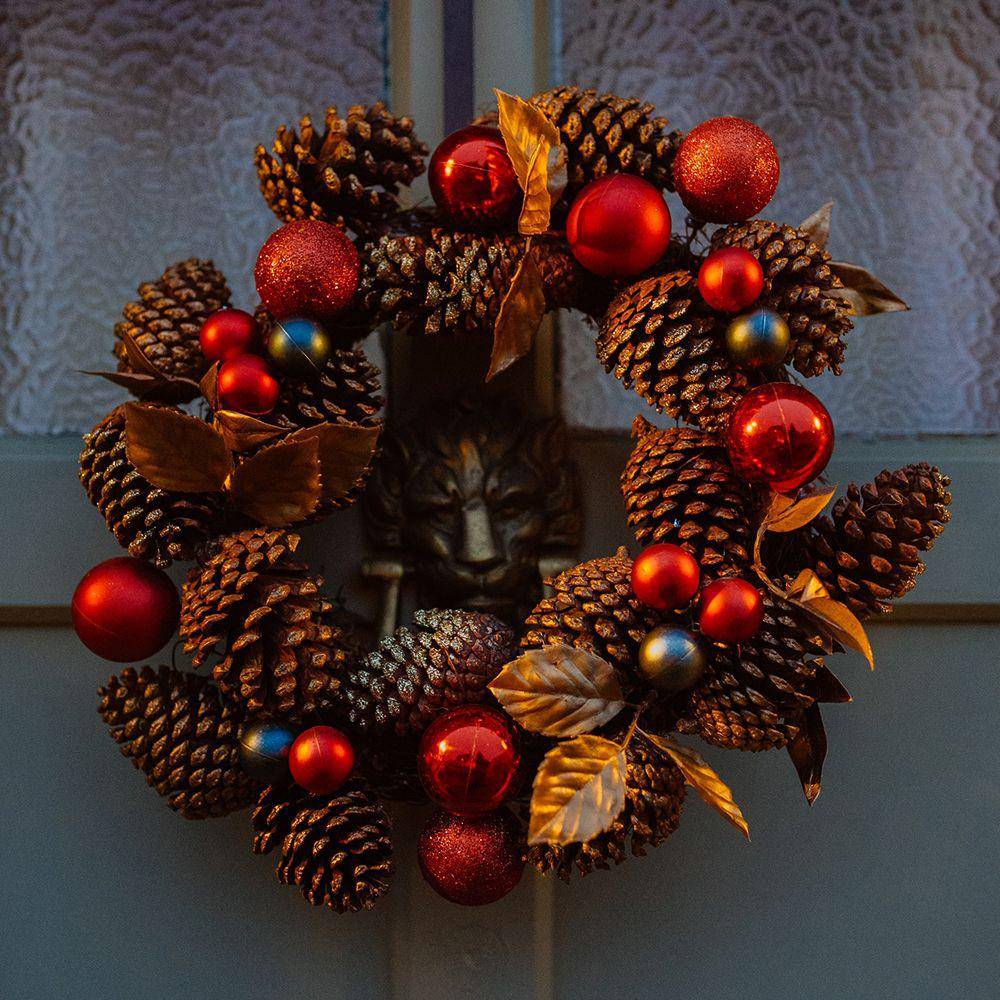 Ilustrasi hiasan Natal di pintu (unsplash.com/Phil Hearing)