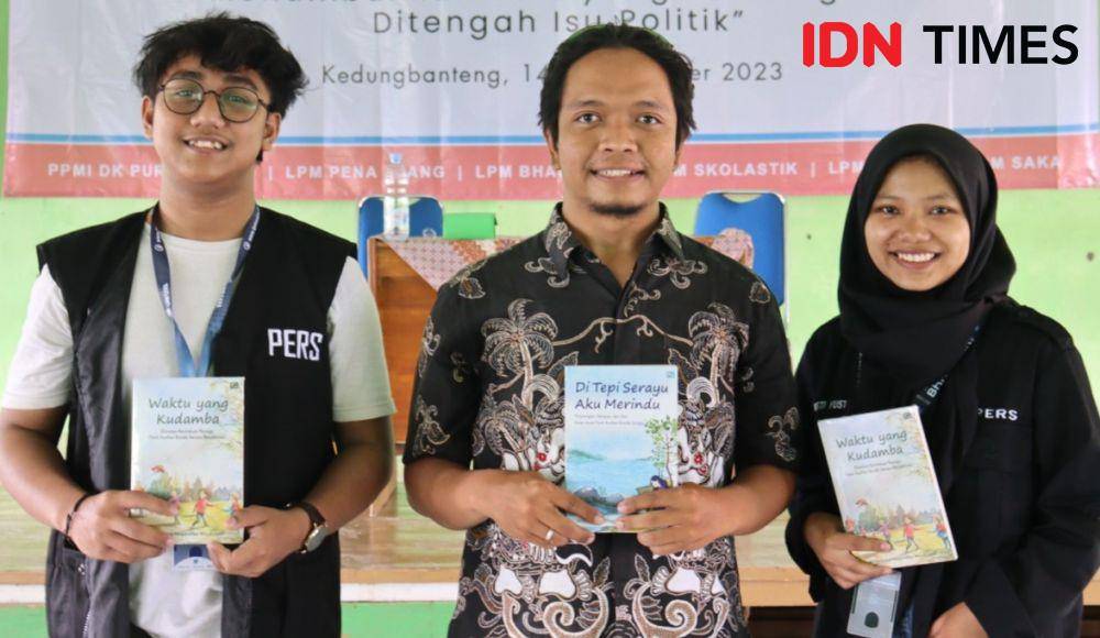 Megandika Wilbrodus Wicaksono (tengah) dengan buku karya sebelumnya.(IDN Times/Saladin).