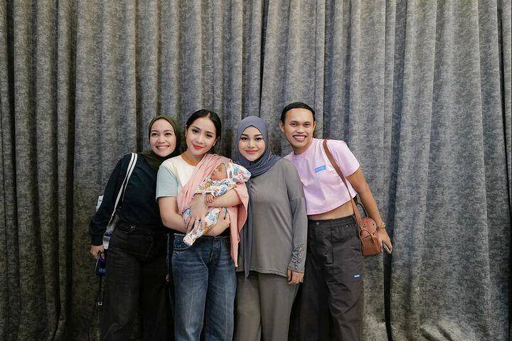 artis jenguk baby Azura (Instagram.com/aurelie.hermansyah)